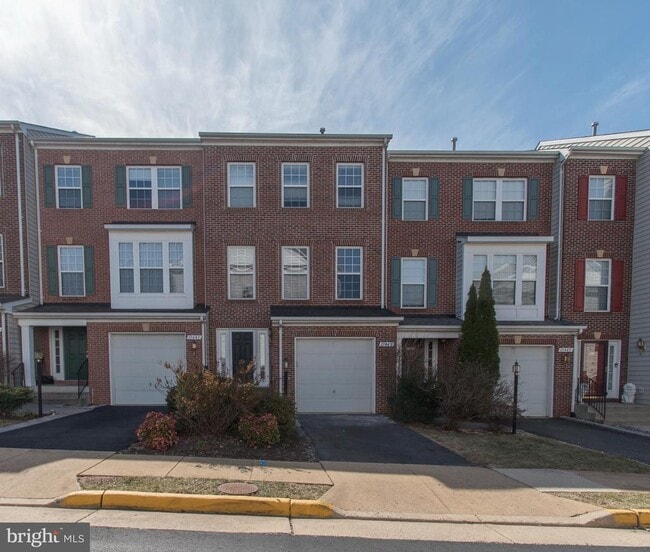 11443 Fogarty Ct in Fairfax, VA - Foto de edificio - Building Photo