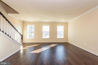 7035 Southmoor St in Elkridge, MD - Foto de edificio - Building Photo