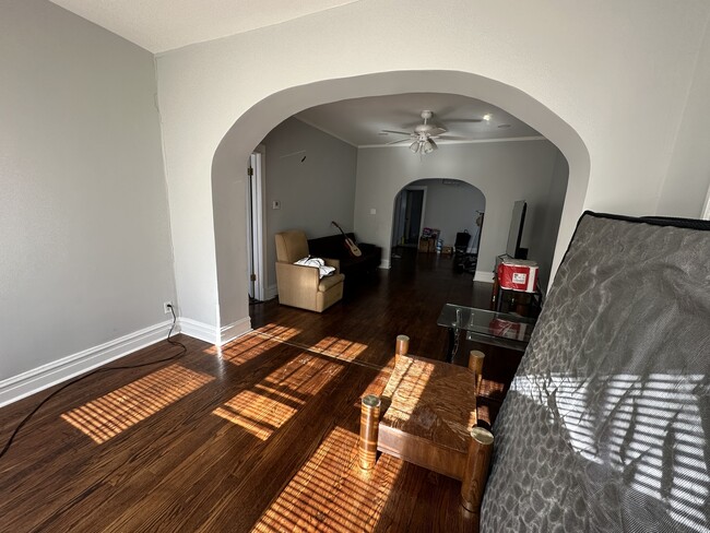 5208 W Hutchinson St in Chicago, IL - Building Photo - Building Photo