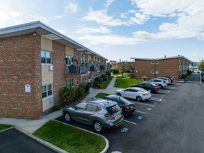 Ocean Harbor Club Apartments in Oceanside, NY - Building Photo - Building Photo