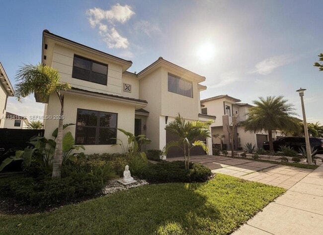 8981 NW 154th Ter in Miami Lakes, FL - Foto de edificio - Building Photo