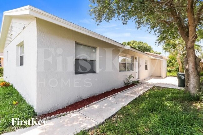 220 Broward Ave in Greenacres, FL - Foto de edificio - Building Photo