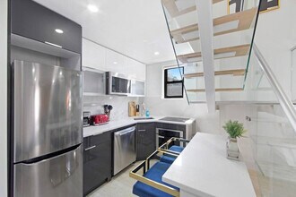 244 E 75th St in New York, NY - Foto de edificio - Building Photo