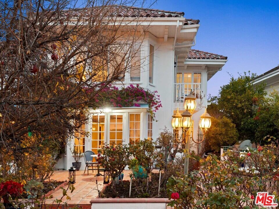 2113 Stoney Hill Rd in Los Angeles, CA - Building Photo