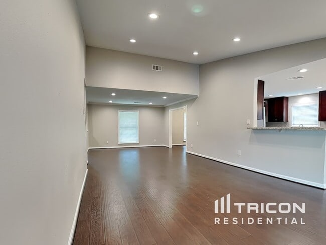 8127 Twin Hills Dr in Houston, TX - Building Photo - Building Photo