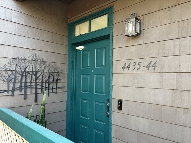 4435 Nobel Dr, Unit 44 in San Diego, CA - Foto de edificio - Building Photo