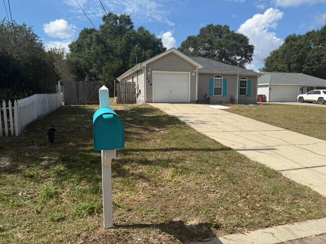 329 Strawbridge Dr in Crestview, FL - Building Photo - Building Photo