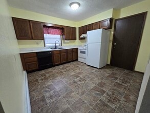 2255 8th Ave, Unit #2 in Marion, IA - Foto de edificio - Building Photo