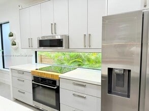 8871 SW 28th St in Miami, FL - Foto de edificio - Building Photo