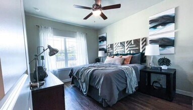 3530 W 12th St in Houston, TX - Building Photo - Building Photo