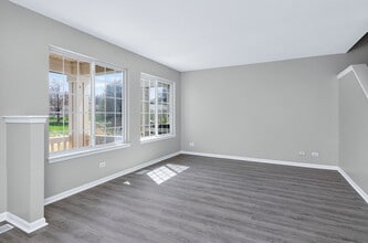 644 Lincoln Station Dr in Oswego, IL - Building Photo - Building Photo