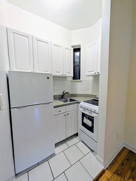 415 E 81st St in New York, NY - Building Photo