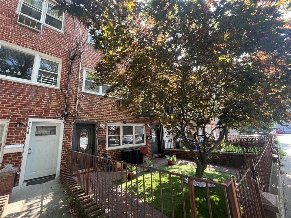 2077 E 54th St in Brooklyn, NY - Building Photo