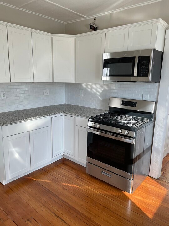 105 Fox Hill Rd, Unit 1 in Nahant, MA - Building Photo