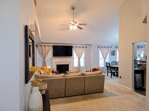 5908 Founders Hill Dr, Unit 301 in Alexandria, VA - Building Photo - Building Photo