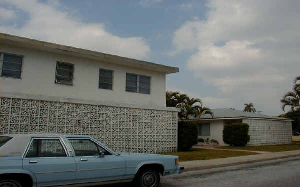 15 S Palmway in Lake Worth, FL - Building Photo