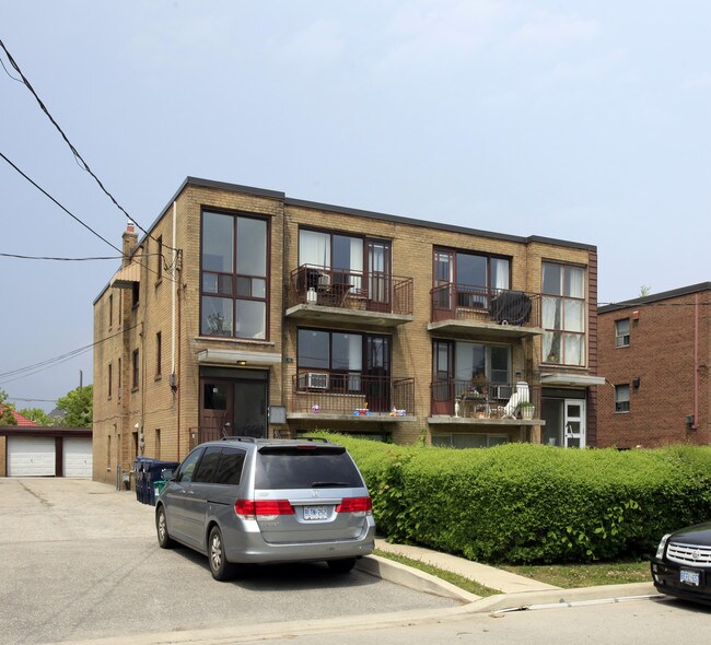14-16 Meadowbrook Rd in Toronto, ON - Building Photo - Primary Photo