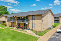 Pinehurst Apartments in Longview, TX - Building Photo - Building Photo