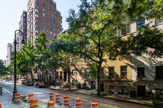 12 W 9th St in New York, NY - Building Photo - Building Photo