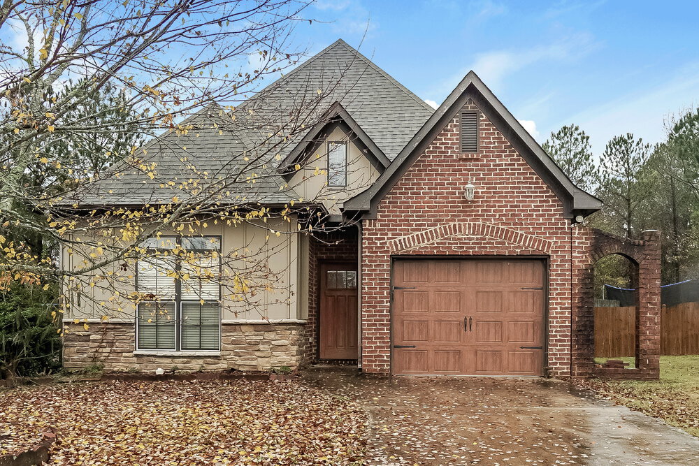 2071 Kerry Cir in Calera, AL - Building Photo