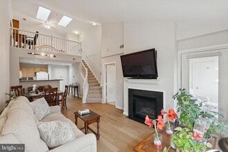 12000 Market St in Reston, VA - Foto de edificio - Building Photo