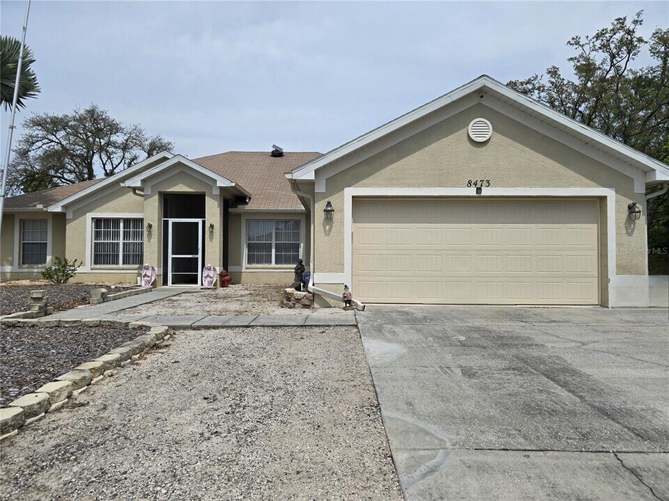 8473 Bay Dr in Spring Hill, FL - Building Photo