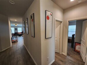 9240 Castorian Dr in Fort Worth, TX - Foto de edificio - Building Photo