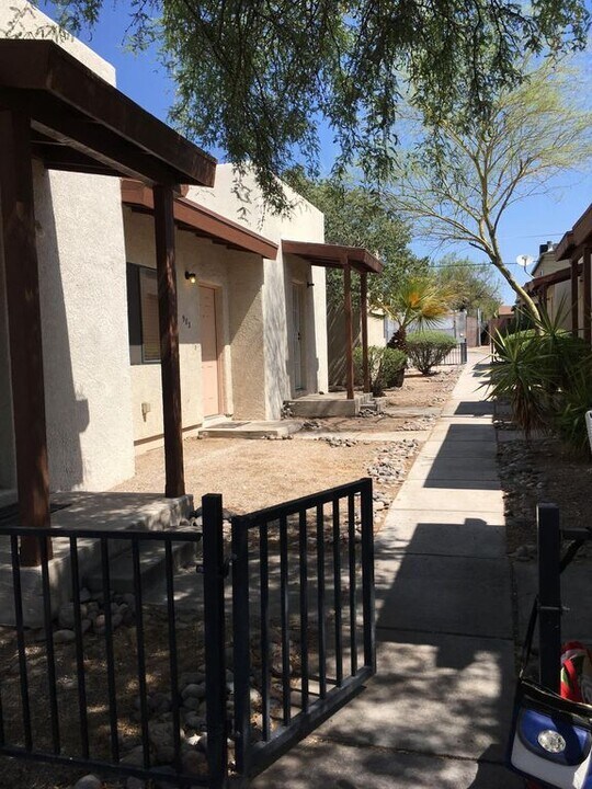 905 E Adams St in Tucson, AZ - Building Photo
