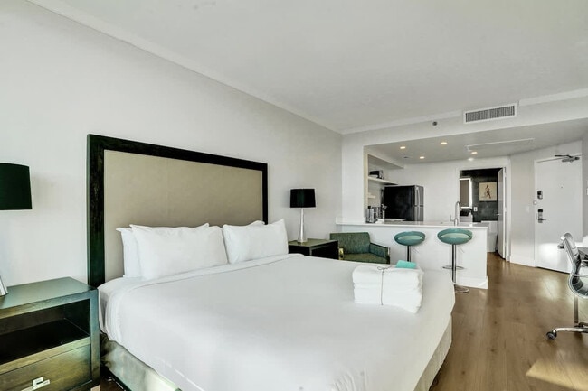 2889 McFarlane Rd in Miami, FL - Building Photo - Building Photo