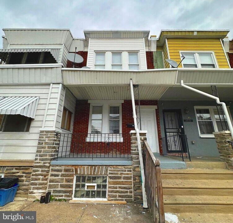 2047 Albright St in Philadelphia, PA - Building Photo