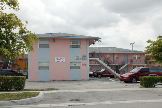 Christophers in Hialeah, FL - Foto de edificio - Building Photo