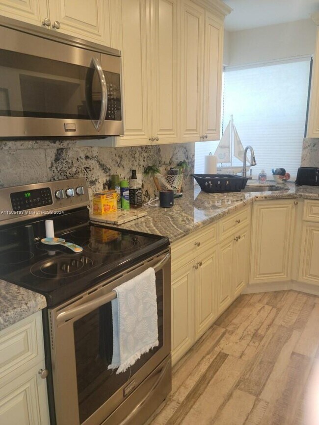 3201 Canal Dr in Pompano Beach, FL - Building Photo - Building Photo