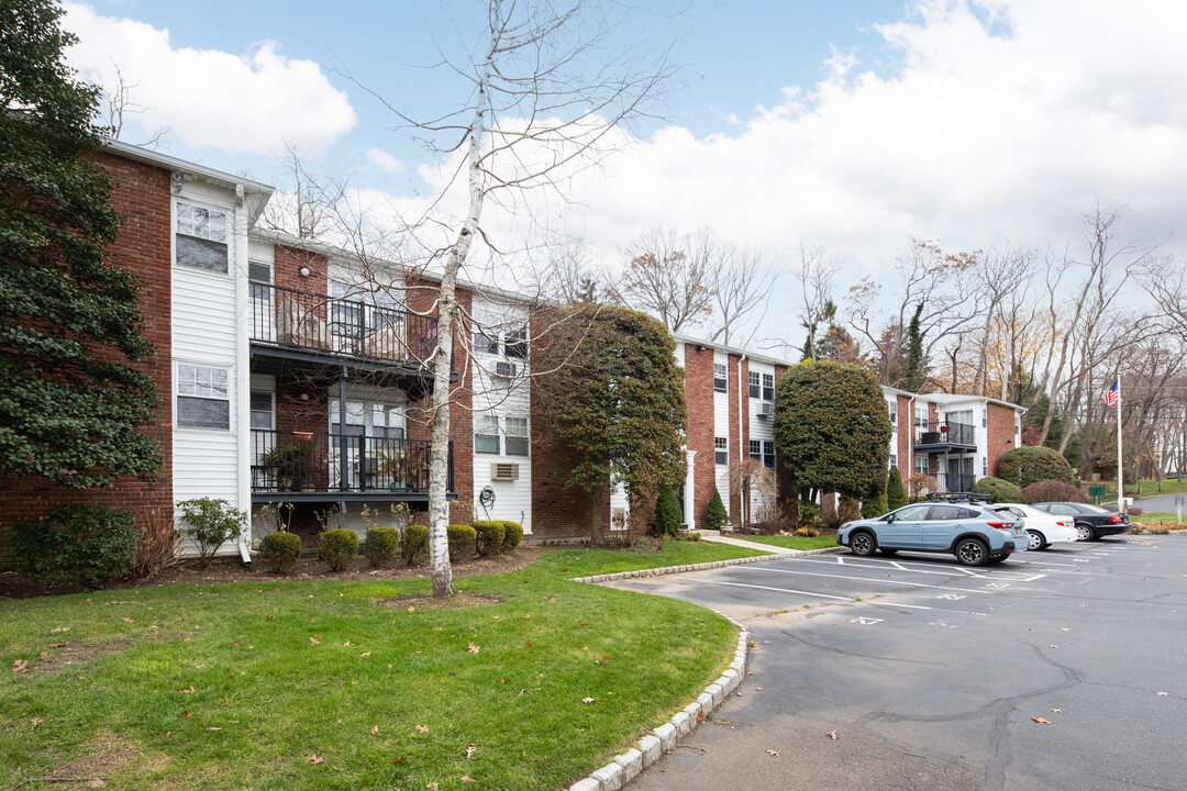 Kings Wood Community in Kings Park, NY - Building Photo