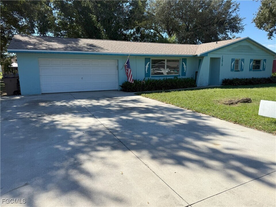 13013 Second St in Ft. Myers, FL - Building Photo