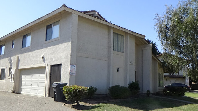 712 Summerwood Ln in Lompoc, CA - Foto de edificio - Building Photo