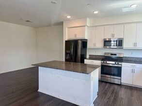 5208 Surfwalk Wy in San Diego, CA - Building Photo - Building Photo