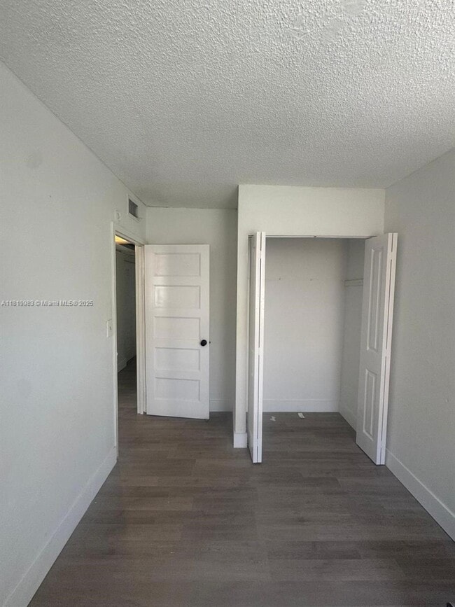 6011 SW 69th St in South Miami, FL - Building Photo - Building Photo