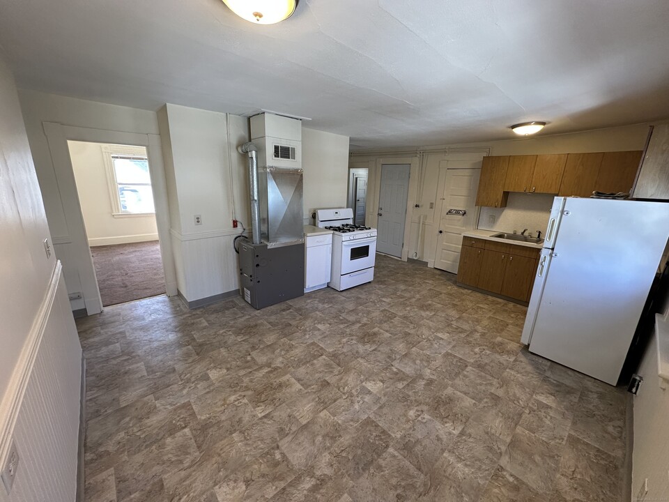 182 Meadow St in Naugatuck, CT - Building Photo