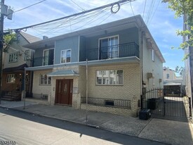 31 Napoleon St