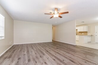 2451 Glenview Dr in Land O Lakes, FL - Foto de edificio - Building Photo