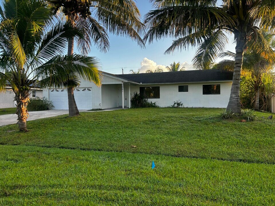 1961 SW Libra Ln in Port St. Lucie, FL - Building Photo