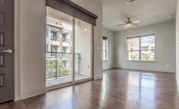 4410 Westheimer Rd in Houston, TX - Building Photo - Building Photo
