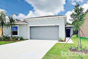 1618 Broad Winged Hawk Dr in Ruskin, FL - Building Photo