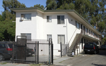 2355 Humboldt Ave in Oakland, CA - Foto de edificio - Building Photo