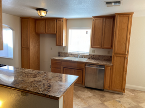 8556 Brentwick Way in Sacramento, CA - Building Photo - Building Photo