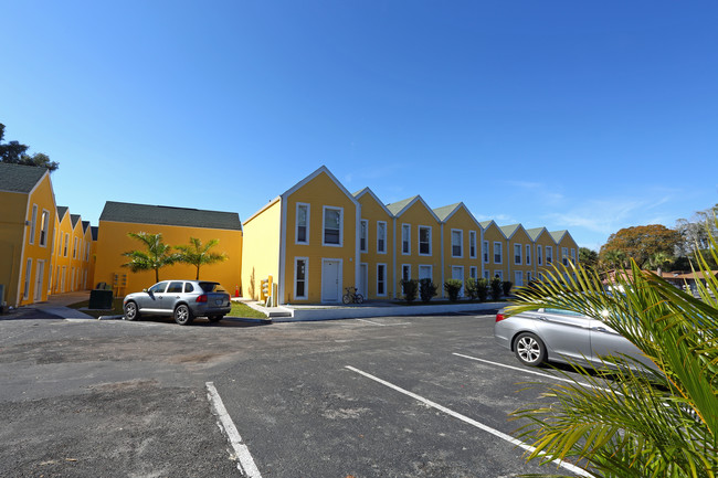 Desoto Apartments in Ft. Myers, FL - Building Photo - Building Photo