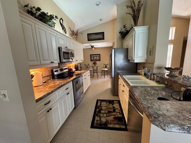 1090 Larkin Rd in Spring Hill, FL - Building Photo - Building Photo