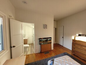 10528 Ayres Ave in Los Angeles, CA - Foto de edificio - Building Photo