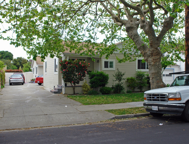 826-828 E Santa Inez Ave in San Mateo, CA - Foto de edificio - Building Photo