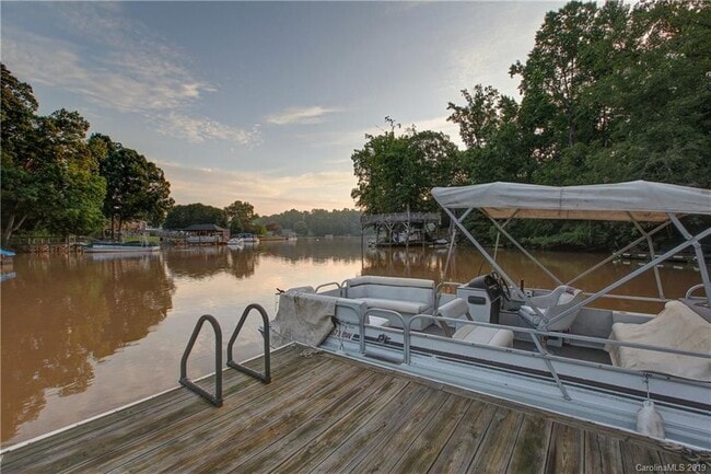 800 Edgewater Dr, Unit apartment